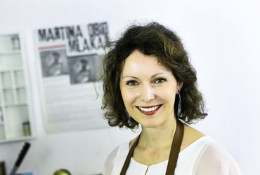 Umetnica na razstavi Zakulisje: od ideje do nakita: Martina Obid Mlakar <em>Foto: Jože Suhadolnik, Delo</em>