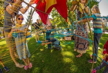 Pletena skulptura iz šibja z Aljo Krofl <em>Foto: Anže Kovač</em>