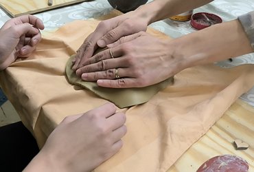 Delavnica z glino: “Oblikujem, kar želim”