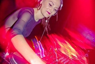 DJ daMARiS in VJ TAC