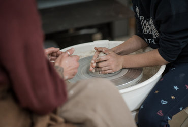 Glina na vretenu z Nino Dečman Kološa <em>Foto: Klara Šulek</em>