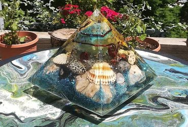 Piramida pod Piramido, izdelava spominskih orgonitov, 8+