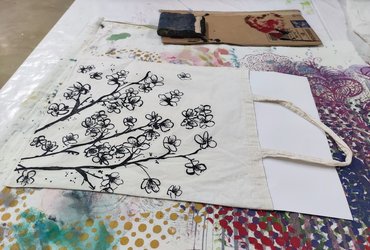 Sitotisk na tekstil z Nino Holc <em>Foto: Zavod Mars Maribor</em>