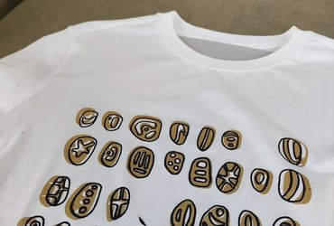 Sitotisk na tekstil z Nino Holc <em>Foto: Zavod Mars Maribor</em>