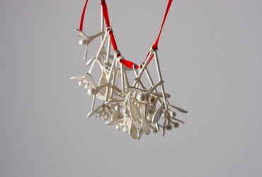 Umetnica na razstavi Zakulisje: od ideje do nakita: Martina Obid Mlakar