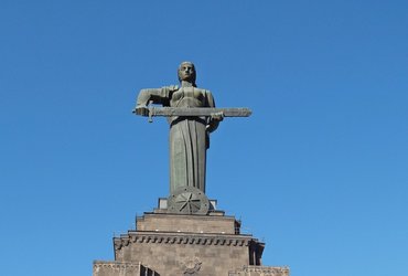 MED NEBOM IN OGNJEM - ARMENIJA IN AZERBAJDŽAN, BISERA KAVKAZA