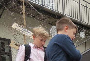 Kako zorijo ježevci in Ropotarna 