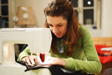 Osnove šivanja s šivalnim strojem <em>Foto: Zavod Mars Maribor</em>