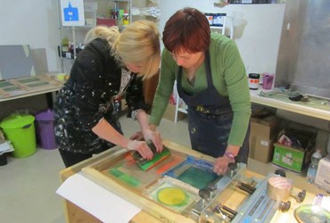 Enobarvni sitotisk na poletne torbe