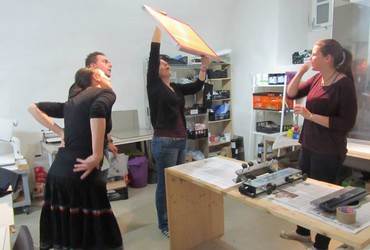 Enobarvni sitotisk na poletne torbe