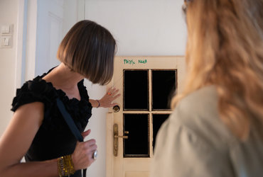 Razdejanih obratov, pokončna soba