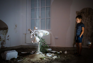 Razdejanih obratov, pokončna soba