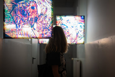 Razdejanih obratov, pokončna soba