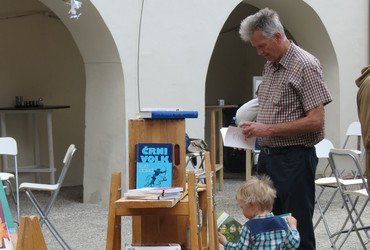 Čitalnica na dvorišču: Dan zmage