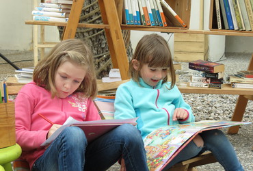 Čitalnica na dvorišču: Dan zmage