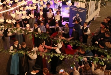 KOLEDOVANJE PO PRAVLJIČNIH ULICAH 