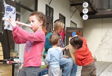 Čitalnica na dvorišču: Družine take in drugačne