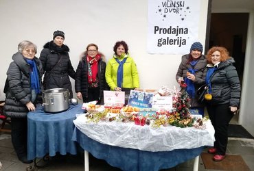 INNERVILOVO VILINSKO DVORIŠČE V PREDPRAZNIČNEM VZDUŠJU 