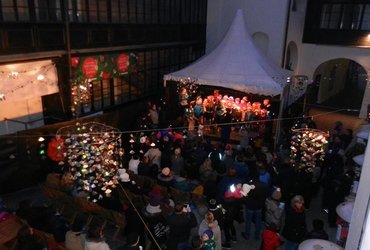 INNERVILOVO VILINSKO DVORIŠČE V PREDPRAZNIČNEM VZDUŠJU 