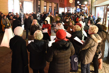 KOLEDOVANJE PO PRAVLJIČNIH ULICAH <em>Foto: Denis Zelnik</em>