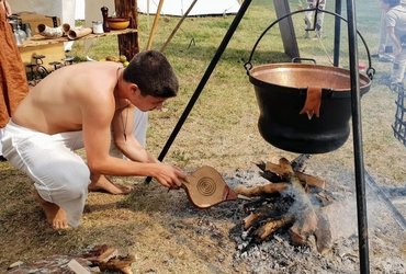 MAISTRI MARPURGI: SREDNJEVEŠKO DVORIŠČE