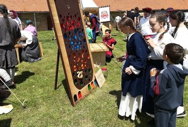 MAISTRI MARPURGI: SREDNJEVEŠKO DVORIŠČE