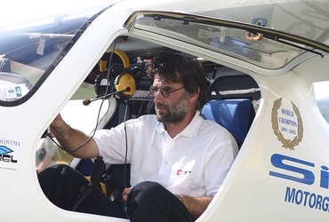 MATEVŽ LENARČIČ: PREKO MODREGA SVETA <em>Foto: By Pipistrel d.o.o Ajdovščina - Own work, CC BY-SA 3.0, https://commons.wikimedia.org/w/index.php?cu</em>