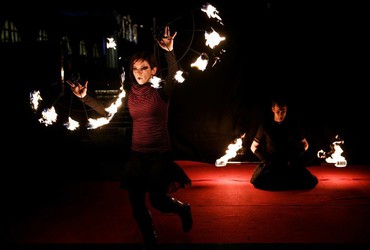 Vilinski dvor odpira vrata: Bobnarski in ognjeni šov in pol!