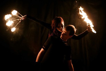 Vilinski dvor odpira vrata: Bobnarski in ognjeni šov in pol!