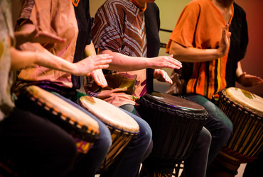 Vilinski dvor odpira vrata: Bobnarski in ognjeni šov in pol!