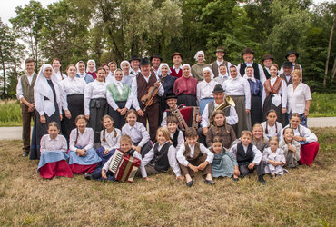 PLESI, PESMI TER ŠEGE IN NAVADE LANCOVE VASI