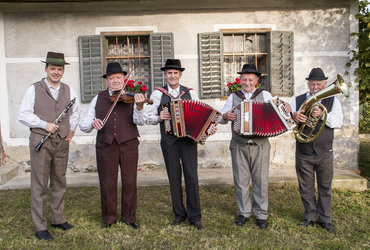 PLESI, PESMI TER ŠEGE IN NAVADE LANCOVE VASI