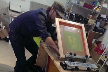 Enobarvni sitotisk na poletne torbe