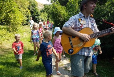 PRAVLJIČNI KOLOVRAT S PALČKOM SPREHAJALČKOM 