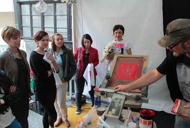 Sitotisk & sprejanje s šablonami <em>Foto: Društvo Hiša!</em>