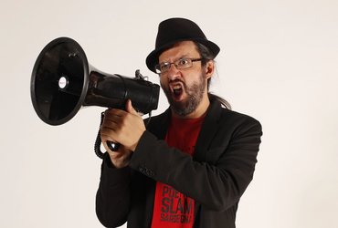 Ožuljeni jezik stopa onkraj meja!