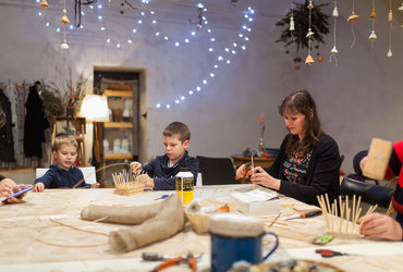 OSVETLJENA POT Z DELAVNICO »USTVARJAMO S SVETLOBO«