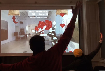 Oblikovalec interakcij in kreativni vodja Kibla2Lab Žiga Pavlovič – interaktivna igra Podaj blagožitja*