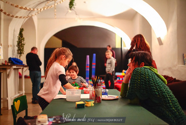 USTVARJALNICE IN PRAVLJICE IZ MARSOVE ČITALNICE: Božičkov škorenj