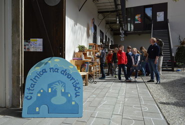 ČITALNICA NA DVORIŠČU:BUTORAJSKA KOZA, SLOVENSKA LJUDSKA