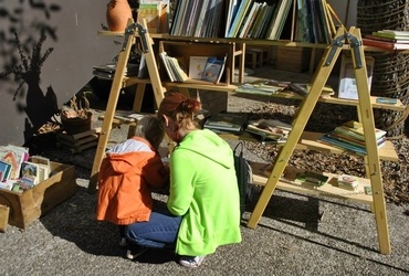 Čitalnica na dvorišču