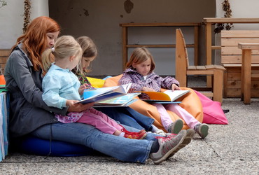 Čitalnica na dvorišču