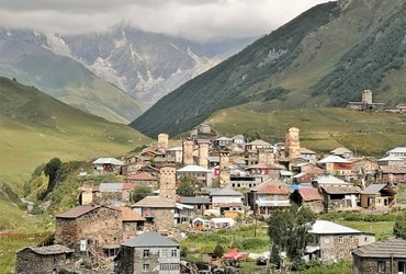 GRUZIJA - PRVINSKI, SKROMEN IN HKRATI BOGAT ZAKAVKAŠKI BISER