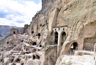 GRUZIJA - PRVINSKI, SKROMEN IN HKRATI BOGAT ZAKAVKAŠKI BISER