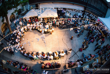 Ko boben ropoče in voda šumlja ...