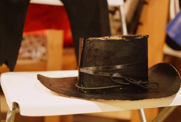 Pustni rekviziti in preprosti kostumi