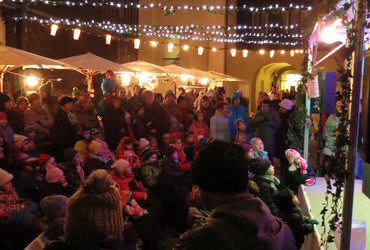 Vilinski dvor odpira vrata: Bobnarski in ognjeni šov in pol!