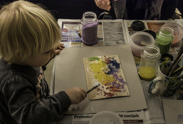 USTVARJALNICE IN PRAVLJICE IZ MARSOVE ČITALNICE: Božiček iz kuverte <em>Foto: Dejan Bulut</em>