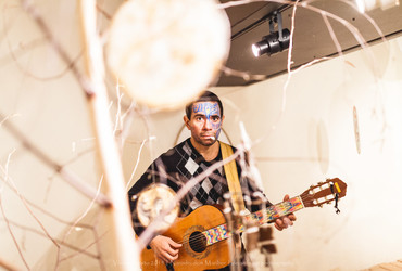 Edina prebivalka svojega plemena / Babičine pravljice <em>Foto: Dejan Bulut / © Narodni dom Maribor</em>