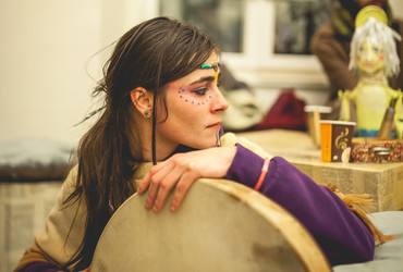 Edina prebivalka svojega plemena / Babičine pravljice <em>Foto: Dejan Bulut / © Narodni dom Maribor</em>